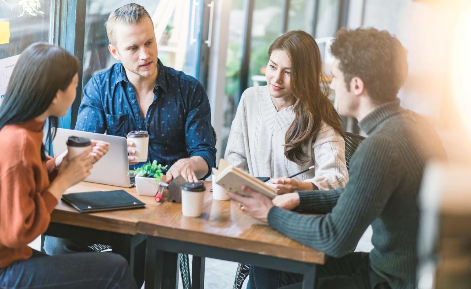 Professionelle Finanzanalystin bei der Arbeit mit Bewertungsmodellen